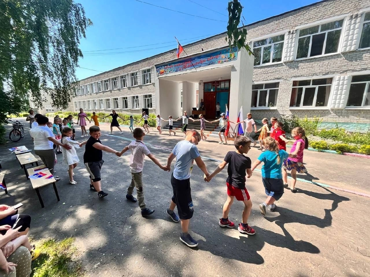 Хоровод перед школой.